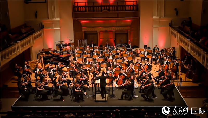 “東西之間”交響音樂會在倫敦舉辦。人民網(wǎng) 郭錦標攝