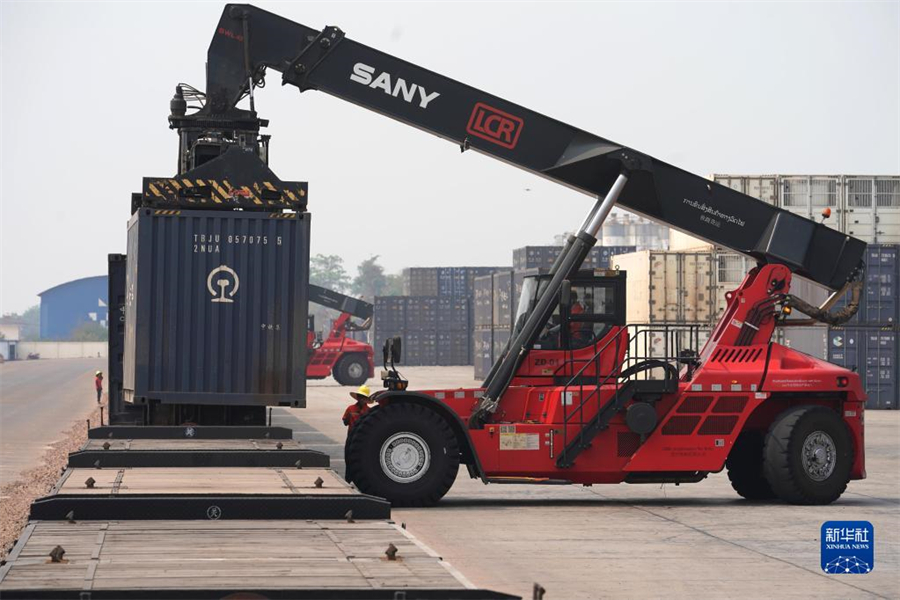 4月15日，老中鐵路有限公司的工人在老撾萬象南站裝載貨物。萬象南站是中老鐵路老撾段主要貨運(yùn)站，靠近老撾與泰國邊境。因其獨特的地理位置和物流轉(zhuǎn)運(yùn)配送區(qū)位優(yōu)勢，萬象南站成為中老泰等國貨物中轉(zhuǎn)的“旱碼頭”。新華社記者 邢廣利 攝