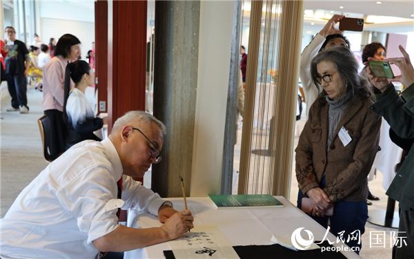 “聯(lián)合國(guó)中文日”慶祝活動(dòng)上進(jìn)行了書法等中國(guó)文化展示。人民網(wǎng)記者 尚凱元攝