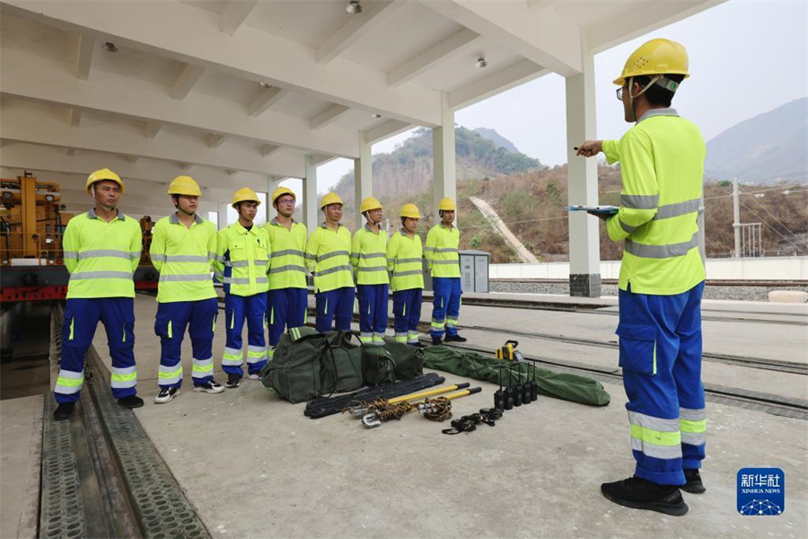 4月17日，瑯勃拉邦維保管理中心的工人在老撾瑯勃拉邦站附近進(jìn)行接觸網(wǎng)維修保養(yǎng)演練?，槻罹S保管理中心由中國(guó)鐵路昆明局集團(tuán)公司普洱基礎(chǔ)設(shè)施段按異地車間管理，根據(jù)昆明鐵路局與老中鐵路有限公司簽訂的中老鐵路固定設(shè)備維管合同，負(fù)責(zé)老撾境內(nèi)磨丁至萬象南段工務(wù)、供電、信號(hào)等固定設(shè)備養(yǎng)護(hù)維修及管理工作。新華社記者 邢廣利 攝