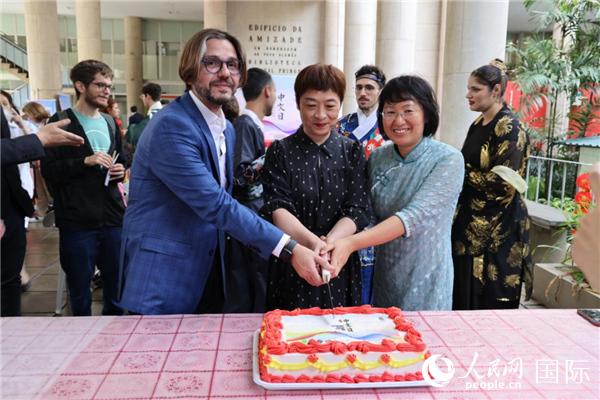 活動現(xiàn)場，田敏總領(lǐng)事與里約天主教大學孔子學院中外方院長共同切蛋糕祝賀中文日活動成功舉辦。人民網(wǎng)記者時元皓 攝