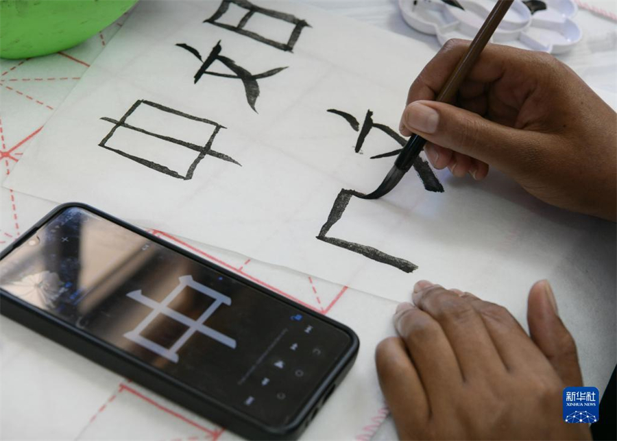 4月18日，肯尼亞學(xué)生在內(nèi)羅畢大學(xué)孔子學(xué)院舉辦的活動上寫毛筆字?？夏醽唭?nèi)羅畢大學(xué)孔子學(xué)院18日舉辦“中文，增進文明對話”主題活動，慶祝即將到來的第14個聯(lián)合國中文日?？夏醽唽W(xué)生參與互動，進行書法、剪紙、唱中文歌等活動。新華社記者 韓旭 攝