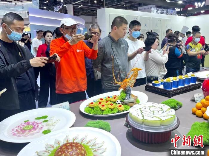 游客對展品充滿興趣?！⊥糨W文 攝