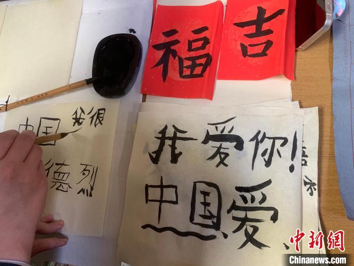 4月21日，莫斯科國立語言大學(xué)孔子學(xué)院附屬中學(xué)舉辦“國際中文日”活動(dòng)，圖為學(xué)生的書法作品。　莫斯科國立語言大學(xué)孔子學(xué)院 供圖