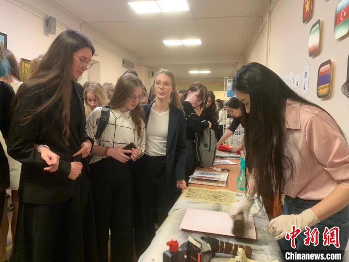 4月21日，莫斯科國立語言大學(xué)孔子學(xué)院附屬中學(xué)舉辦“國際中文日”活動(dòng)，學(xué)生們體驗(yàn)雕版印刷?！∧箍茋⒄Z言大學(xué)孔子學(xué)院 供圖