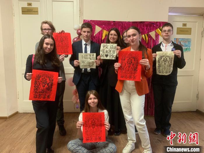 4月21日，莫斯科國立語言大學(xué)孔子學(xué)院附屬中學(xué)舉辦“國際中文日”活動(dòng)，學(xué)生們展示自己的學(xué)習(xí)成果?！∧箍茋⒄Z言大學(xué)孔子學(xué)院 供圖