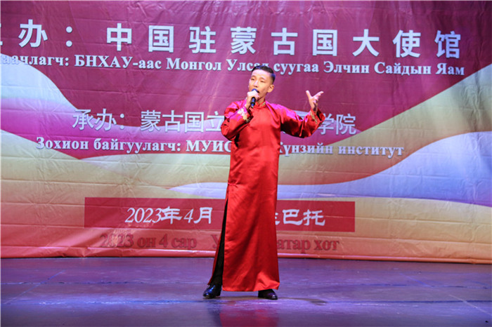 一等獎(jiǎng)選手賀希格中學(xué)的包勒爾德表演貫口《玲瓏塔》。蒙古國(guó)立大學(xué)孔子學(xué)院供圖