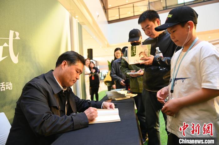 薛濤進(jìn)行圖書簽售?！∮诤Ｑ?攝