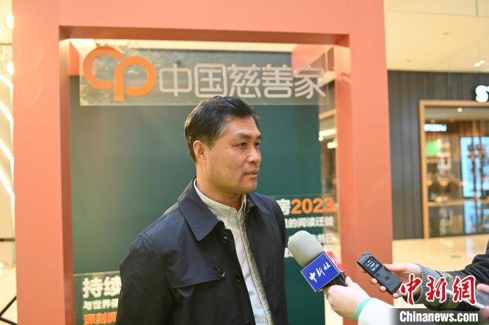 薛濤接受采訪?！∮诤Ｑ?攝