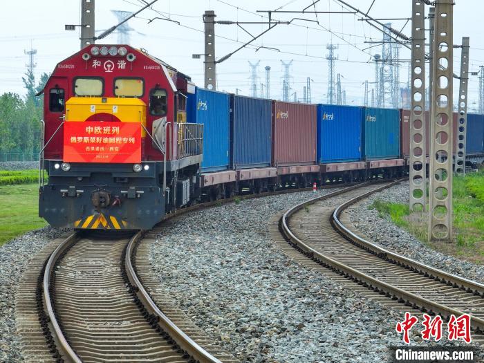 中歐班列長(zhǎng)安號(hào)俄羅斯菜籽油回程石羊集團(tuán)專(zhuān)列順利抵達(dá)西安國(guó)際港站。　西安國(guó)際港務(wù)區(qū)供圖