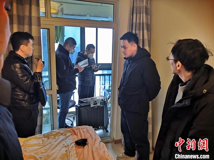 丹東市公安局民警抓捕犯罪嫌疑人，在其家中進(jìn)行搜查?！〉|市公安局供圖