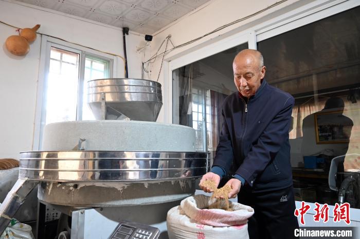 李家莊村民谷文朝重拾父輩的手藝，做起石磨面粉的營生?！〉杂鸺?攝