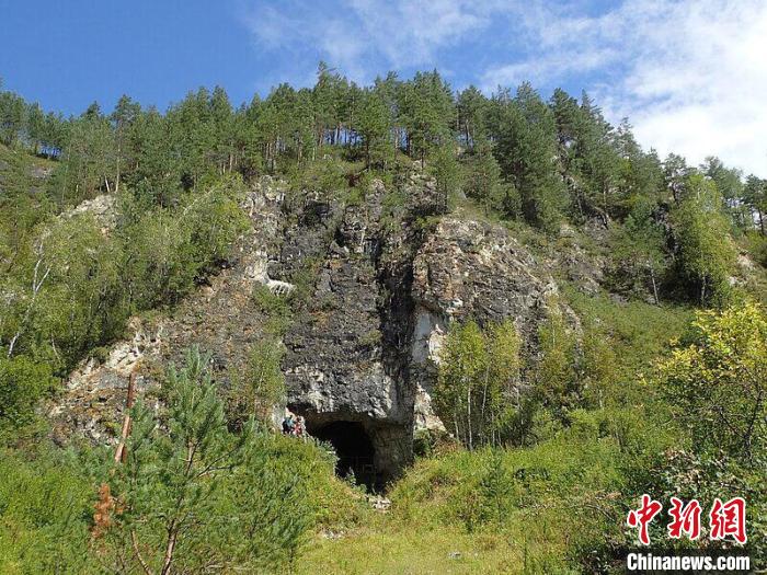丹尼索瓦洞的入口(圖片來自Richard G. Roberts)?！∈┢樟指瘛ぷ匀?供圖