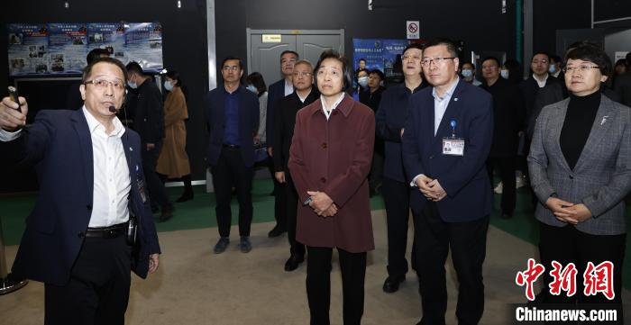 臺盟中央主席蘇輝近日率調(diào)研組赴吉林、遼寧開展重點考察調(diào)研。圖為在中航工業(yè)沈陽飛機設(shè)計研究所調(diào)研?！∨_盟中央供圖