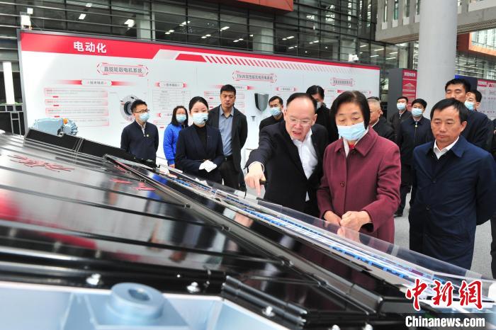 臺盟中央主席蘇輝近日率調(diào)研組赴吉林開展重點考察調(diào)研。圖為在中國第一汽車集團有限公司調(diào)研?！「啐埌?攝