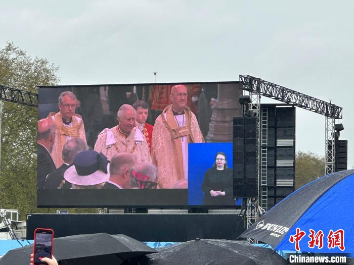 當?shù)貢r間5月6日，英國國王查爾斯三世的加冕儀式舉行。民眾雨中觀看儀式?！W陽開宇 攝