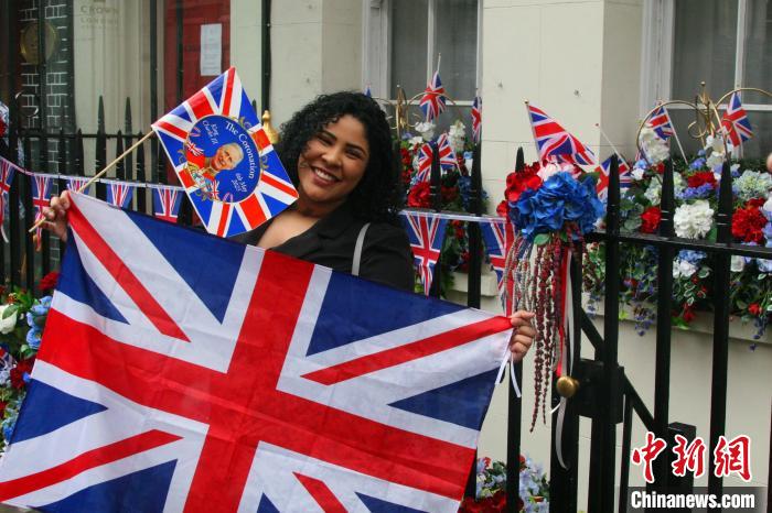 當?shù)貢r間5月6日，英國國王查爾斯三世的加冕儀式舉行。圖為前往觀禮區(qū)的民眾。　張平 攝