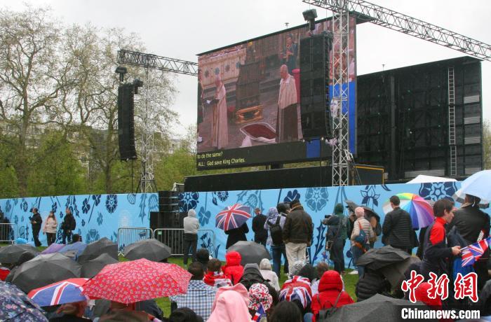 當?shù)貢r間5月6日，英國國王查爾斯三世的加冕儀式舉行。民眾雨中觀看儀式?！W陽開宇 攝