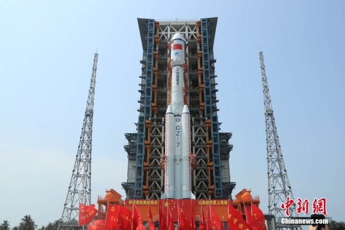 圖為轉(zhuǎn)運現(xiàn)場。攝影 邱立軍 黃國暢