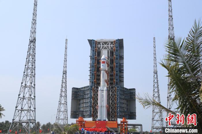 北京時間5月7日，天舟六號貨運飛船與長征七號遙七運載火箭組合體垂直轉(zhuǎn)運至發(fā)射區(qū)?！∏窳④?黃國暢 攝