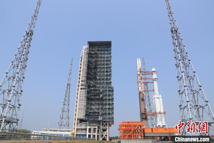 北京時間5月7日，天舟六號貨運飛船與長征七號遙七運載火箭組合體垂直轉(zhuǎn)運至發(fā)射區(qū)。　邱立軍 黃國暢 攝