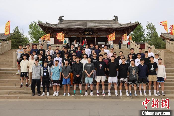 比賽結束后，兩岸學生參訪高平炎帝陵。　主辦方供圖