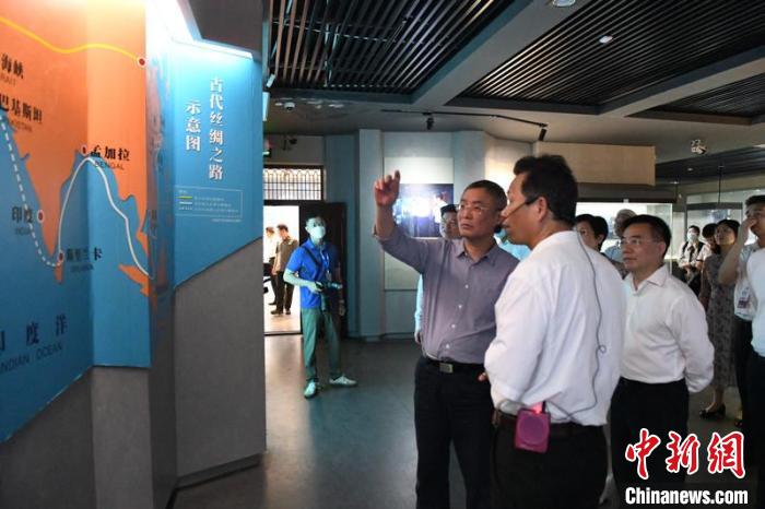 圖為蔡達峰一行在合浦漢代文化博物館考察。　林浩 攝