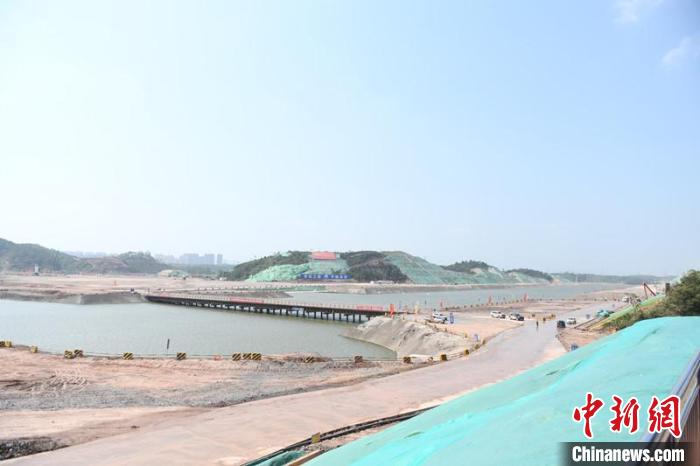 圖為平陸運河青年樞紐工程項目現(xiàn)場?！×趾?攝