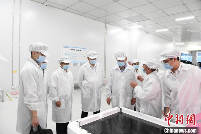 圖為蔡達峰一行在惠科電子(北海)科技產(chǎn)業(yè)園調(diào)研。　林浩 攝