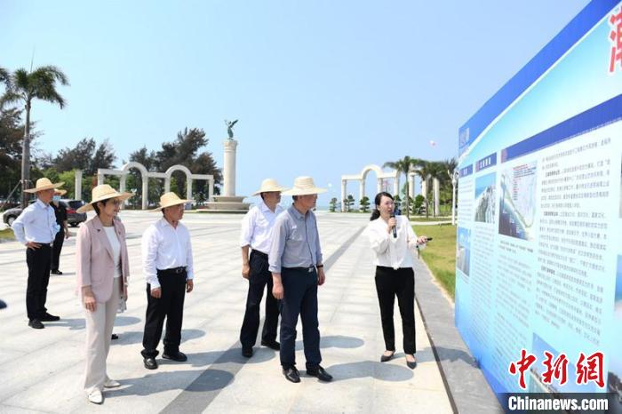圖為蔡達峰一行了解北海銀灘景區(qū)改造提升工程情況。　林浩 攝