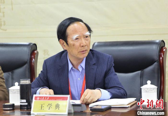 山東大學(xué)儒學(xué)高等研究院執(zhí)行院長(zhǎng)、《文史哲》雜志主編王學(xué)典主持首場(chǎng)主題發(fā)言?！≮w曉 攝