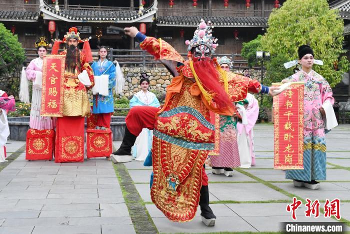 “00后”戲曲演員在楓香瑤寨表演溆浦辰河目連戲?！钊A峰 攝