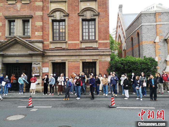 新階層人士走讀“外灘源”?！》队畋?攝