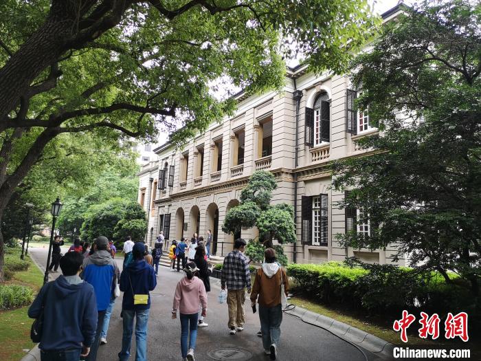 新階層人士參觀英國駐滬領(lǐng)事館?！》队畋?攝