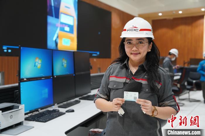 5月8日，客票系統(tǒng)負(fù)責(zé)人展示樣票。趙玅圓 攝