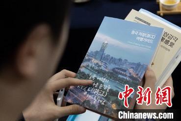 參展觀眾閱讀浙江文旅手冊(cè)?！《≌裾?攝