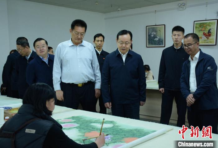 致公黨中央主席蔣作君近日率調(diào)研組赴山東開展重點考察調(diào)研。圖為在菏澤市巨野縣書畫院調(diào)研?！五?攝