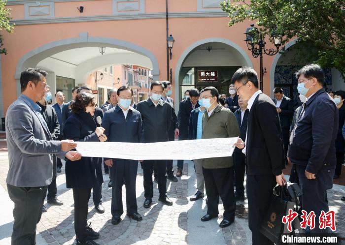 致公黨中央主席蔣作君近日率調(diào)研組赴天津開展重點考察調(diào)研。圖為在佛羅倫薩小鎮(zhèn)調(diào)研?！⒖∩n 攝