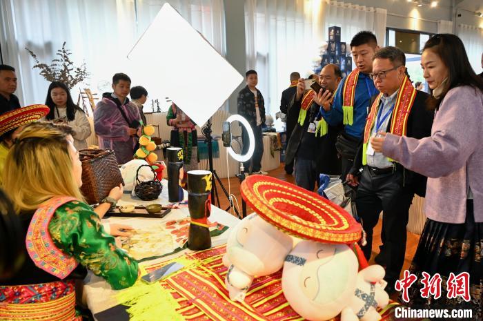 東盟國家媒體記者了解雪峰山非遺出海直播。　張卓 攝