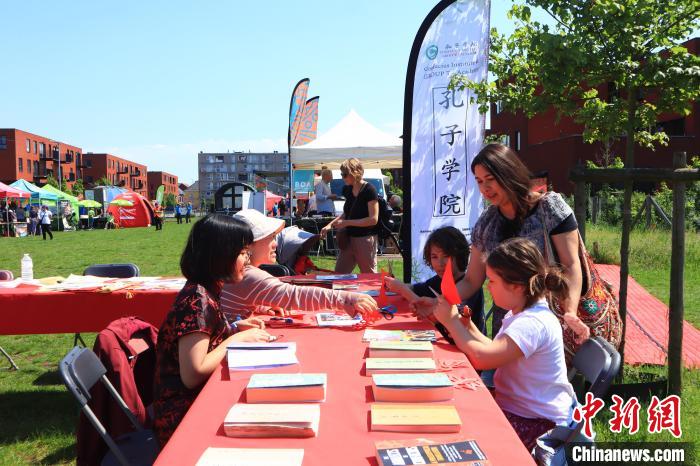 孩子們?cè)诠ぷ鞣粚W(xué)習(xí)剪紙?！◆斻肟鬃訉W(xué)院供圖