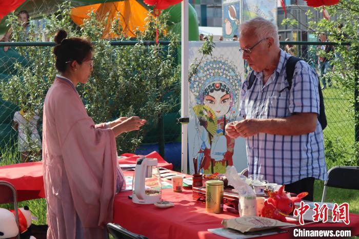 當(dāng)?shù)孛癖妳⒓又袊?guó)茶介紹和品茶活動(dòng)?！◆斻肟鬃訉W(xué)院供圖