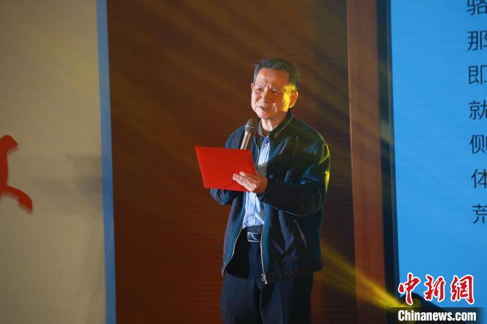 臺灣詩人白靈帶來了一首自創(chuàng)的詩歌《大戈壁》?！￠}南師范大學供圖