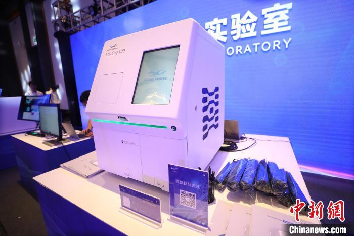 圖為發(fā)布會(huì)上展示的科技產(chǎn)品?！±祖I 攝