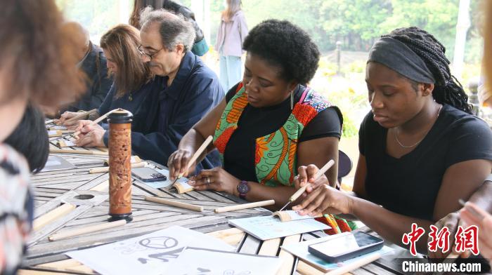 外交官們體驗(yàn)嘉定竹刻。　華東師范大學(xué)供圖