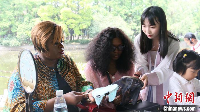 外交官們體驗(yàn)做團(tuán)扇?！∪A東師范大學(xué)供圖