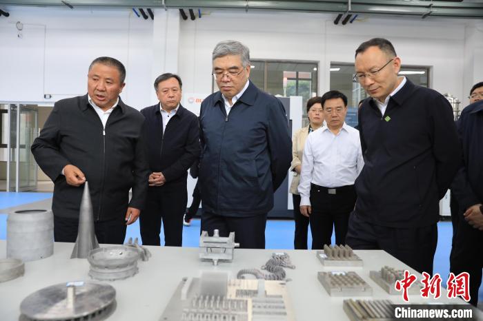 民進(jìn)中央常務(wù)副主席朱永新率調(diào)研組赴四川開(kāi)展重點(diǎn)考察調(diào)研。圖為在四川工程職業(yè)技術(shù)學(xué)院考察調(diào)研?！∶襁M(jìn)中央供圖