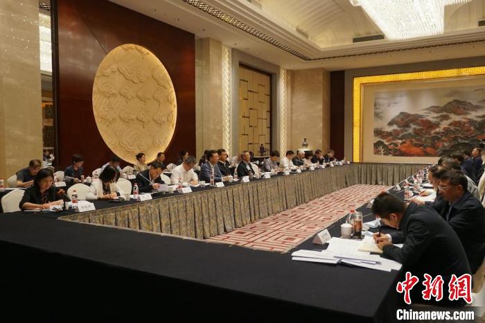 民進(jìn)中央主席蔡達(dá)峰近日率調(diào)研組赴江蘇開(kāi)展重點(diǎn)考察調(diào)研。圖為在調(diào)研座談會(huì)現(xiàn)場(chǎng)?！∶襁M(jìn)中央供圖