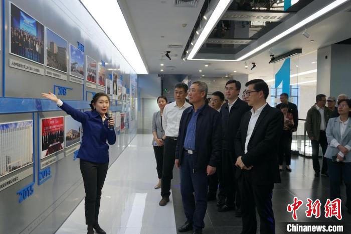 民進(jìn)中央主席蔡達(dá)峰近日率調(diào)研組赴江蘇開(kāi)展重點(diǎn)考察調(diào)研。圖為在江陰實(shí)地考察雙良集團(tuán)有限公司?！O權(quán) 攝