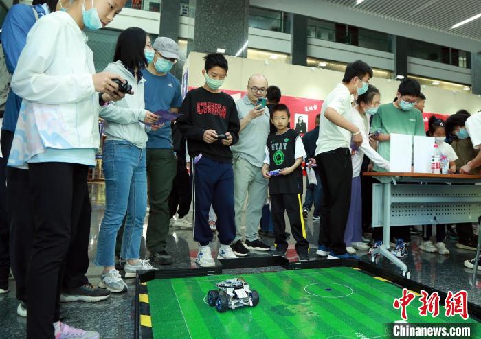 中科院計算所“神計妙算”公眾科學(xué)日活動現(xiàn)場?！≈锌圃河嬎闼?供圖