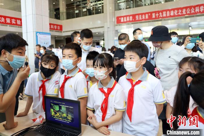 中科院自動化所“自動化之光”公眾科學(xué)日活動現(xiàn)場?！≈锌圃鹤詣踊?供圖